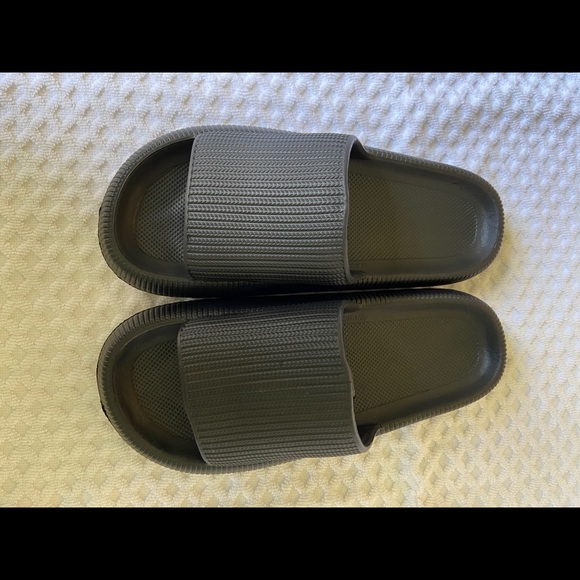 Plastic slide casual sandals. Size 38-39. Black. - Picture 9 of 9